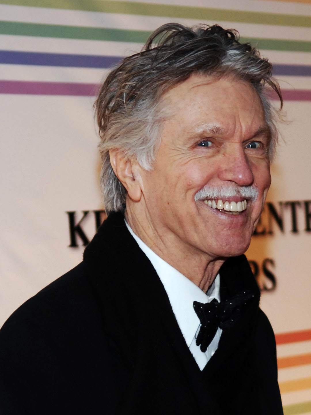 How tall is Tom Skerritt?